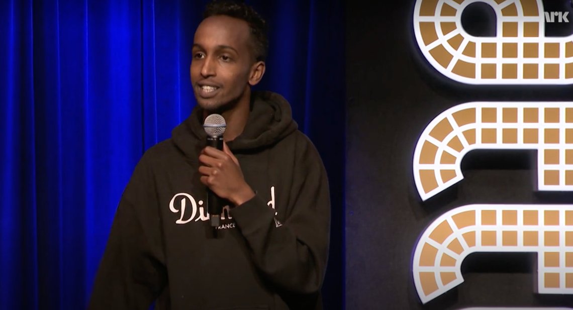FREMMEDFIENDTLIG: Komikeren Jonis Josef med foreldre fra Somalia, mener Norge er blitt mer fremmedfiendtlig, og viser til FrPs vekst på målingene. Foto: Skjermbilde NRK FREMMEDFIENDTLIG: Komikeren Jonis Josef med foreldre fra Somalia, mener Norge er blitt mer fremmedfiendtlig, og viser til FrPs vekst på målingene. Foto: Skjermbilde NRK