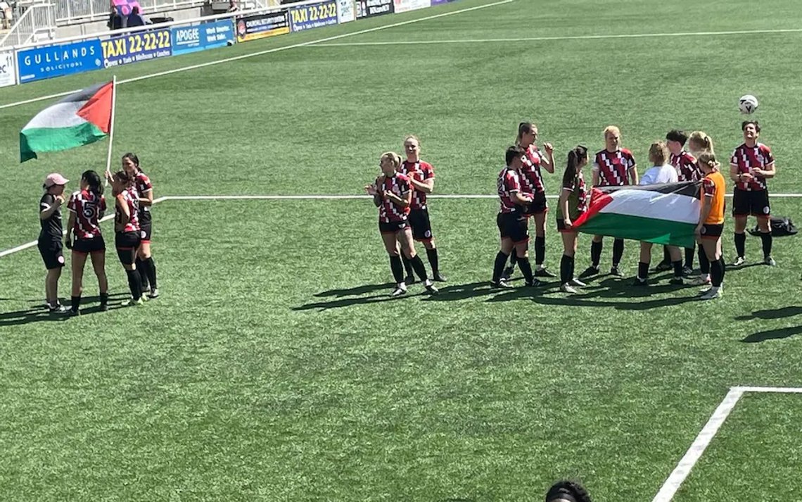 Fotball betyr lite i en cupfinale, det er viktigere å vifte med terroristenes flagg. Foto: X Fotball betyr lite i en cupfinale, det er viktigere å vifte med terroristenes flagg. Foto: X