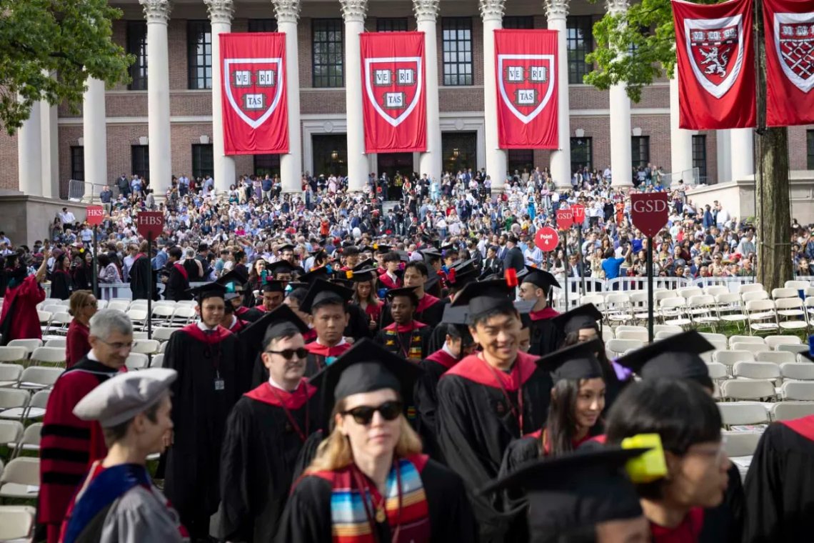 Fra en tidligere avslutningsseremoni ved Harvard University, som nå er i konflikt med Trump-administrasjonen. Foto: Harvard University Fra en tidligere avslutningsseremoni ved Harvard University, som nå er i konflikt med Trump-administrasjonen. Foto: Harvard University