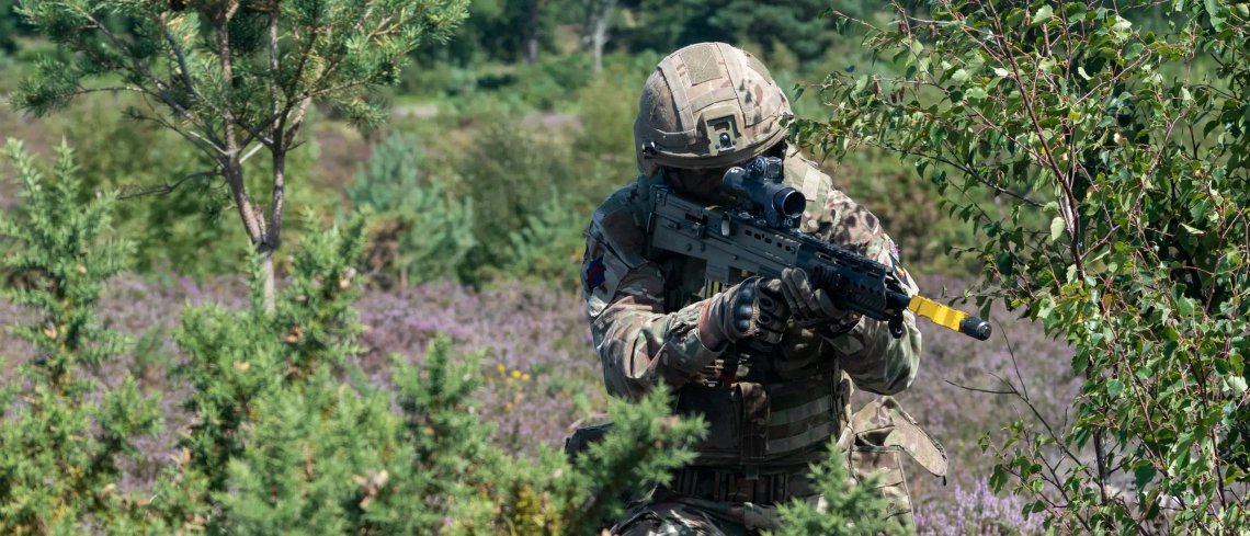 Uansett hvor avansert forsvar man har, så trenger man infanteri. Dette krever et visst antall villige unge gutter, og nettopp der er mangelen for stor i Storbritannia. Foto: British Army. Uansett hvor avansert forsvar man har, så trenger man infanteri. Dette krever et visst antall villige unge gutter, og nettopp der er mangelen for stor i Storbritannia. Foto: British Army.