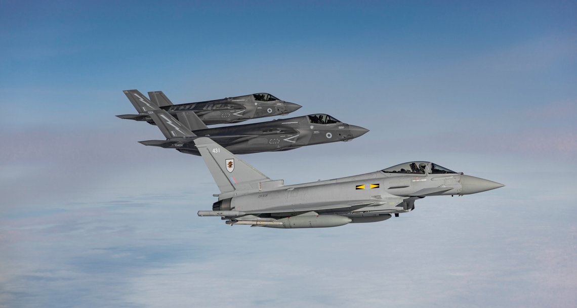 Et Typhoon FGR4 i selskap med to F-35 fra RAF. Britene planlegger å kjøpe 12 nye F-35 som er i stand til å bære taktiske kjernefysiske våpen. Foto: RAF Et Typhoon FGR4 i selskap med to F-35 fra RAF. Britene planlegger å kjøpe 12 nye F-35 som er i stand til å bære taktiske kjernefysiske våpen. Foto: RAF