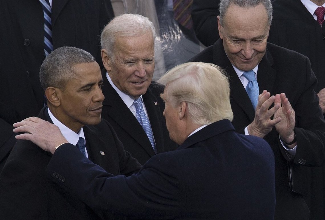 Presidentene Donald J. Trump, Barack H. Obama og Joe Biden (og Chuck Schumer) under Trumps innsettelse i det amerikanske Capitol-bygningen i Washington, D.C., 20. januar 2017. Forsvarsdepartementet, Marine Corps Lance Cpl. Cristian L. Ricardo. Kilde: Wikimedia. Presidentene Donald J. Trump, Barack H. Obama og Joe Biden (og Chuck Schumer) under Trumps innsettelse i det amerikanske Capitol-bygningen i Washington, D.C., 20. januar 2017. Forsvarsdepartementet, Marine Corps Lance Cpl. Cristian L. Ricardo. Kilde: Wikimedia.