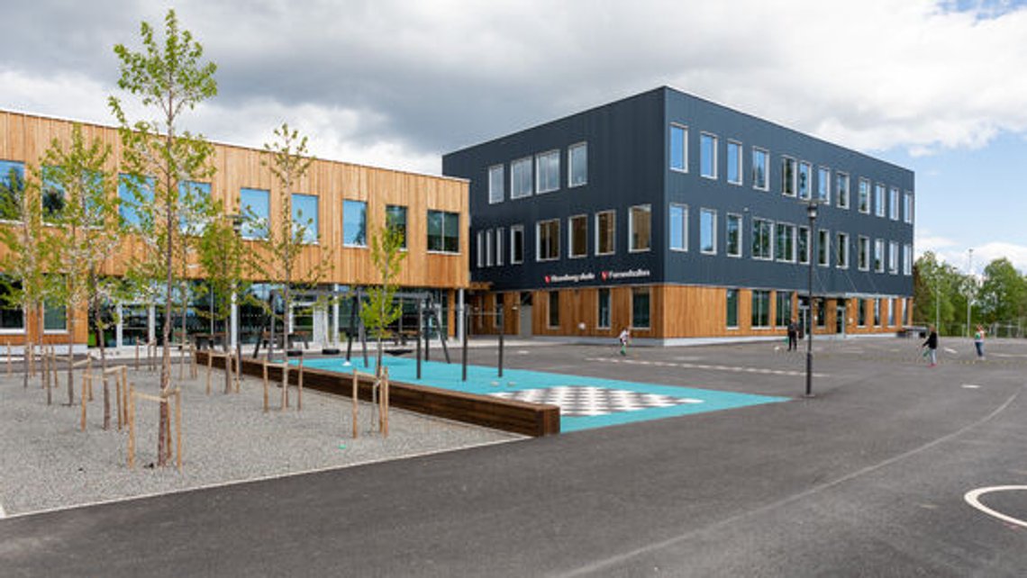 Dette er Stavsberg skole. Har de en skoleavis eller er det eldre menn som styrer showet der også. Foto: Ringsaker kommune Dette er Stavsberg skole. Har de en skoleavis eller er det eldre menn som styrer showet der også. Foto: Ringsaker kommune
