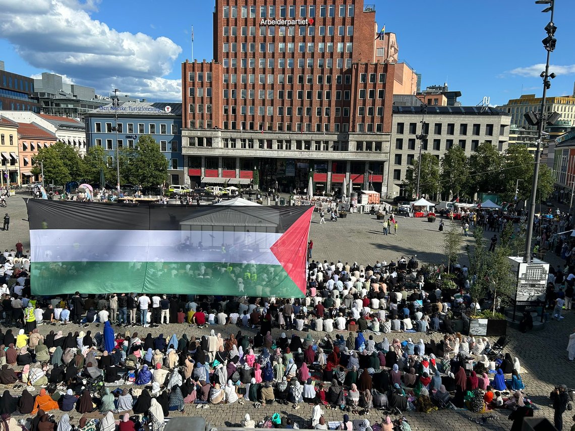 ISLAM-SAMLING: Den storstilte fredagsbønnen til IslamNet og andre radikale muslimer skulle samle 10.000 muslimer. Isteden ble det mellom 2000-2500 muslimer og høylytte bønnerop. Foto: Leserbilde ISLAM-SAMLING: Den storstilte fredagsbønnen til IslamNet og andre radikale muslimer skulle samle 10.000 muslimer. Isteden ble det mellom 2000-2500 muslimer og høylytte bønnerop. Foto: Leserbilde