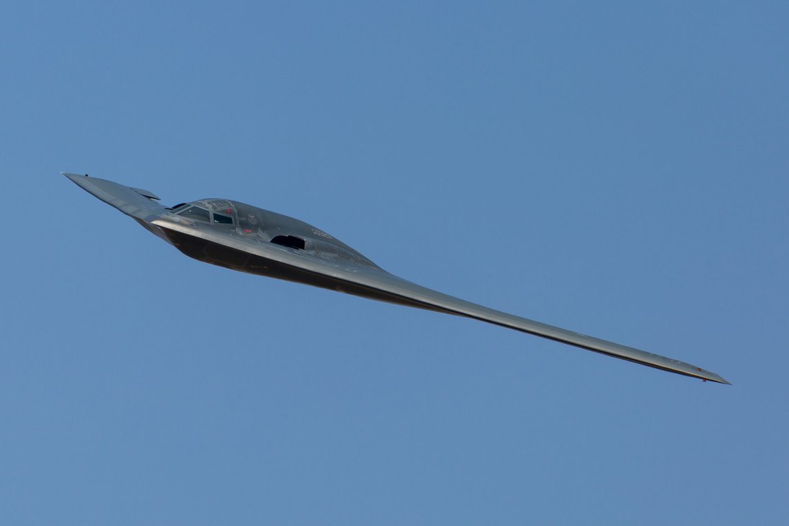 Foto: Balon Greyjoy: B-2 Spirit Dyess AFB er et bombefly av stealth-typen, og er nesten usynlig på radar. Hvis USA velger å angripe Irans atombaser langt under jorden, er det trolig slike fly, utstyrt med missiler av typen GBU-57A/B MOP. Wikimedia Foto: Balon Greyjoy: B-2 Spirit Dyess AFB er et bombefly av stealth-typen, og er nesten usynlig på radar. Hvis USA velger å angripe Irans atombaser langt under jorden, er det trolig slike fly, utstyrt med missiler av typen GBU-57A/B MOP. Wikimedia