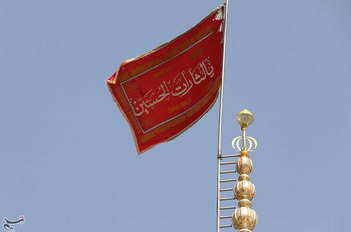 Blodets flagg vaier over moskeen i Jamkaran som et symbol på at Israels angrep på Irans atomprogram, skal hevnes. Foto: Mohammad Ali Marizad CC BY 4.0 Blodets flagg vaier over moskeen i Jamkaran som et symbol på at Israels angrep på Irans atomprogram, skal hevnes. Foto: Mohammad Ali Marizad CC BY 4.0