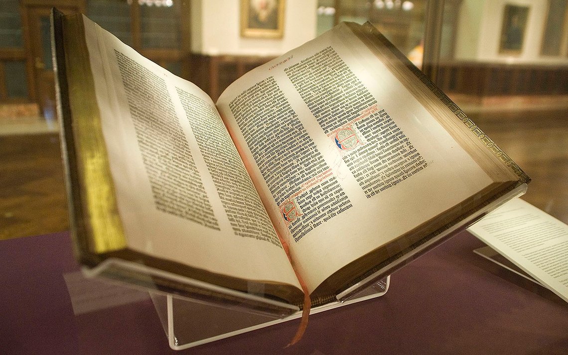 Trykkingen av Johann Gutenbergs Bibel ble sannsynligvis fullført mellom mars og november 1455. Det ble trolig trykket rundt 180 eksemplarer, 48 har overlevd. Lenox-eksemplaret kom til USA i 1847. Tollerne i New York fikk beskjed om å ta av seg hattene når de så den – å se en Gutenberg-bibel er et privilegium forbeholdt de få. Foto: NYC Wanderer (Kevin Eng) CC BY-SA 2.0 Trykkingen av Johann Gutenbergs Bibel ble sannsynligvis fullført mellom mars og november 1455. Det ble trolig trykket rundt 180 eksemplarer, 48 har overlevd. Lenox-eksemplaret kom til USA i 1847. Tollerne i New York fikk beskjed om å ta av seg hattene når de så den – å se en Gutenberg-bibel er et privilegium forbeholdt de få. Foto: NYC Wanderer (Kevin Eng) CC BY-SA 2.0