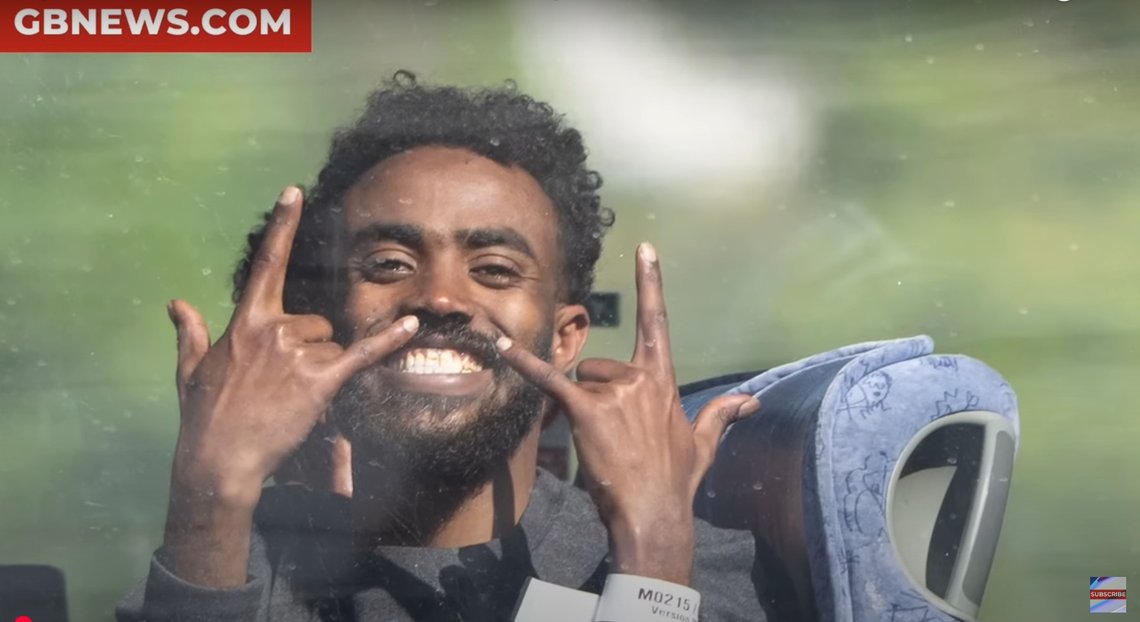 Han har nådd frem til Storbritannia via gummibåt og gjør narr av britene. Han har nådd frem til Storbritannia via gummibåt og gjør narr av britene.