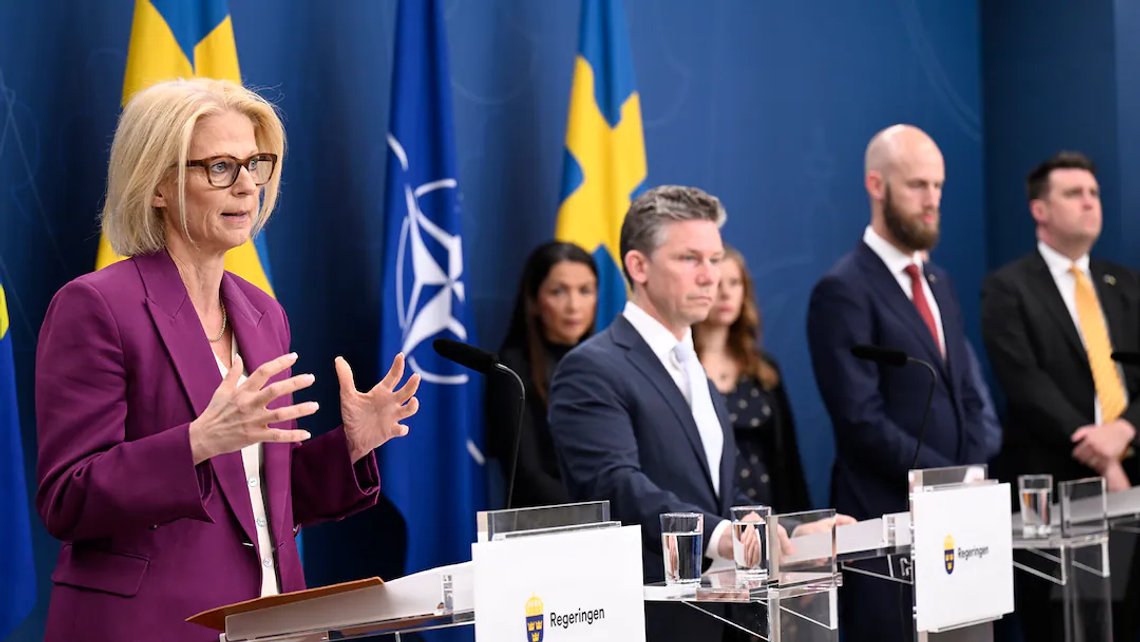 Alvorstunge svenske politikere på pressekonferanse om kraftig økning i forsvarsbudsjettet. Stillbilde TV 4 Alvorstunge svenske politikere på pressekonferanse om kraftig økning i forsvarsbudsjettet. Stillbilde TV 4
