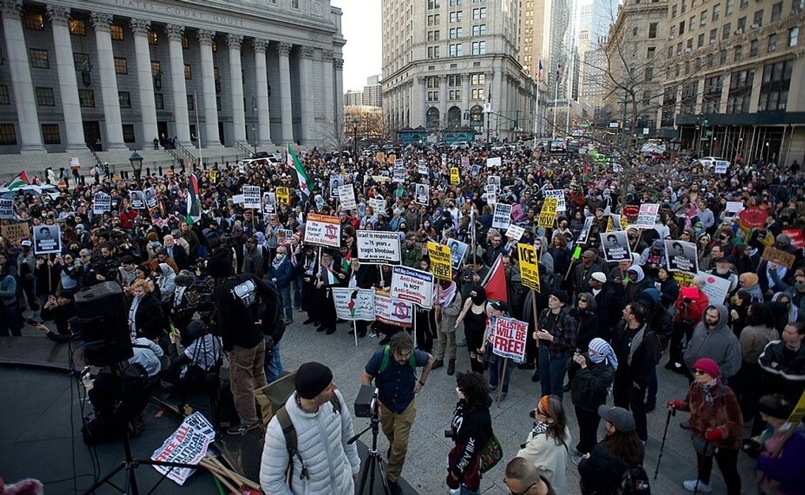 Protester i Thomas Paine Park i New York 10. mars 2025 mot fengslingen av den palestinske aktivisten og Columbia-studenten Mahmoud Khalil. Protester i Thomas Paine Park i New York 10. mars 2025 mot fengslingen av den palestinske aktivisten og Columbia-studenten Mahmoud Khalil.