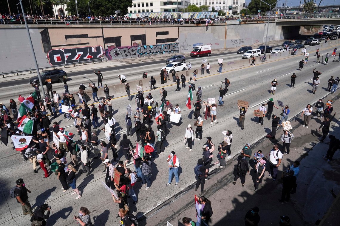 Demonstranter blokkerte søndag en motorvei i Los Angeles. Foto: Jae Hong / AP / NTB Demonstranter blokkerte søndag en motorvei i Los Angeles. Foto: Jae Hong / AP / NTB