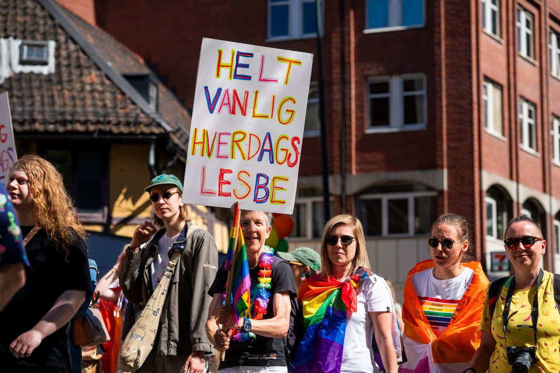 Oslo 20240629.
En deltaker i Pride-paraden med et skilt. Pride-paraden feirer skeivt mangfold, markerer uoppnådde rettigheter og forsvarer eksisterende rettigheter, går fra Grønland til Pride Park i Sofienbergparken i Oslo lørdag.
Foto: Frederik Ringnes / NTB Oslo 20240629.
En deltaker i Pride-paraden med et skilt. Pride-paraden feirer skeivt mangfold, markerer uoppnådde rettigheter og forsvarer eksisterende rettigheter, går fra Grønland til Pride Park i Sofienbergparken i Oslo lørdag.
Foto: Frederik Ringnes / NTB