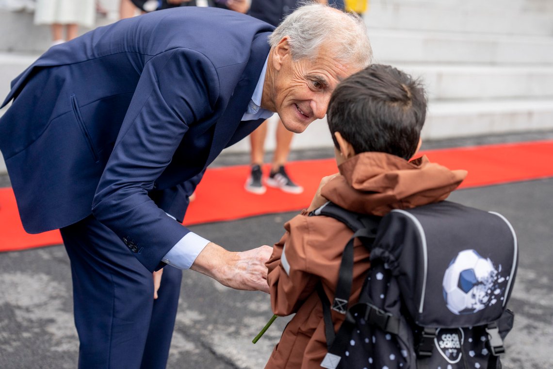 Oslo 20230821.
Statsminister Jonas Gahr Støre (Ap) og kunnskapsminister Tonje Brenna deltar på første skoledag med 1.klassinger på Vestli skole.
Foto: Javad Parsa / NTB Oslo 20230821.
Statsminister Jonas Gahr Støre (Ap) og kunnskapsminister Tonje Brenna deltar på første skoledag med 1.klassinger på Vestli skole.
Foto: Javad Parsa / NTB