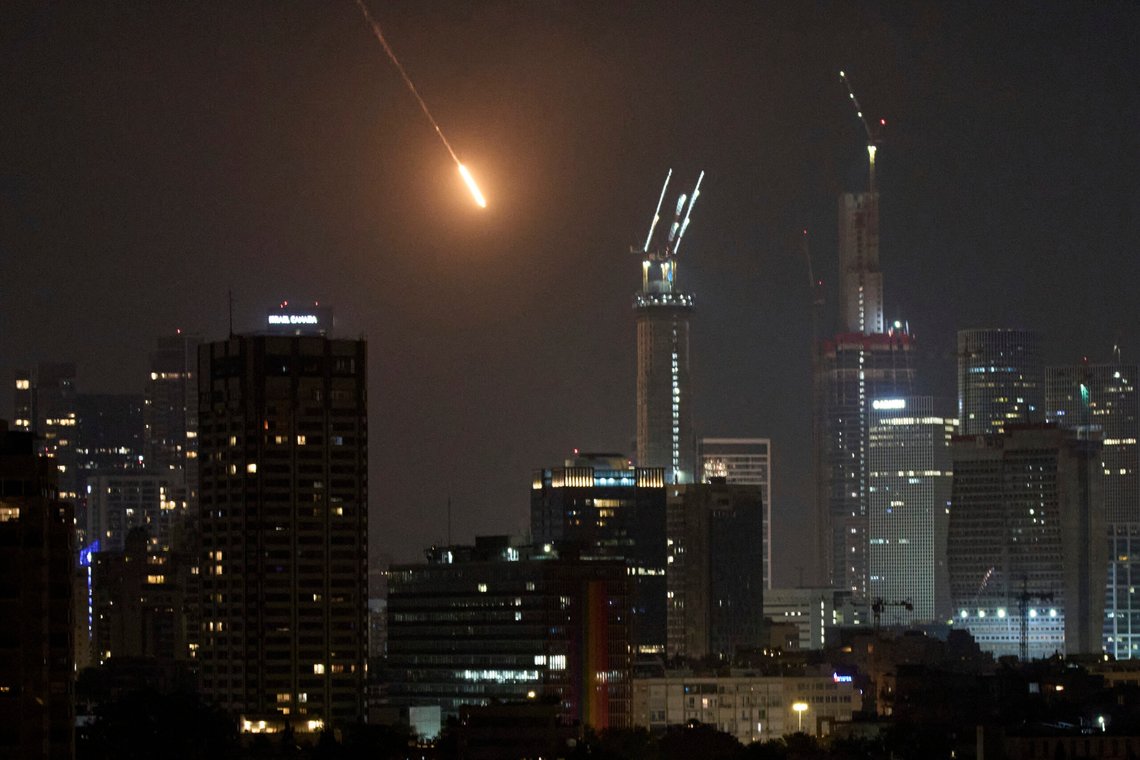 Lyssporet etter et prosjektil ses før det treffer Tel Aviv, Israel, tidlig lørdag 14. juni 2025. Foto: AP/Leo CorreaNTB Lyssporet etter et prosjektil ses før det treffer Tel Aviv, Israel, tidlig lørdag 14. juni 2025. Foto: AP/Leo CorreaNTB