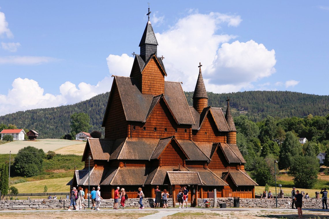 Notodden 20180712.
Turister ved Heddal stavkirke. Kirken er antatt bygd i første halvdel av 1200-tallet.
Foto: Marianne Løvland / NTB Notodden 20180712.
Turister ved Heddal stavkirke. Kirken er antatt bygd i første halvdel av 1200-tallet.
Foto: Marianne Løvland / NTB