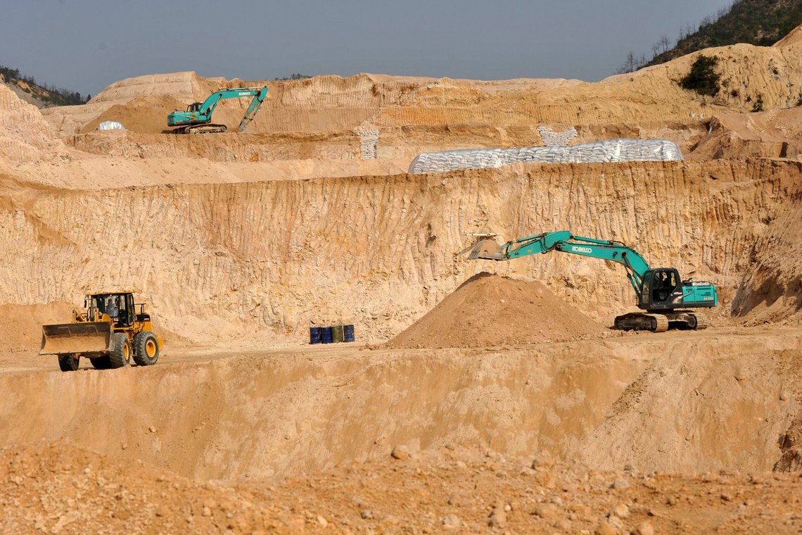 Kina sitter på store ressurser av såkalte sjeldne jordarter. Bildet er fra en gruve for utvinning av slike kritiske mineraler i fylket Ganxian i provinsen Jiangxi i 2010. Foto: Chinatopix / AP / NTB Kina sitter på store ressurser av såkalte sjeldne jordarter. Bildet er fra en gruve for utvinning av slike kritiske mineraler i fylket Ganxian i provinsen Jiangxi i 2010. Foto: Chinatopix / AP / NTB