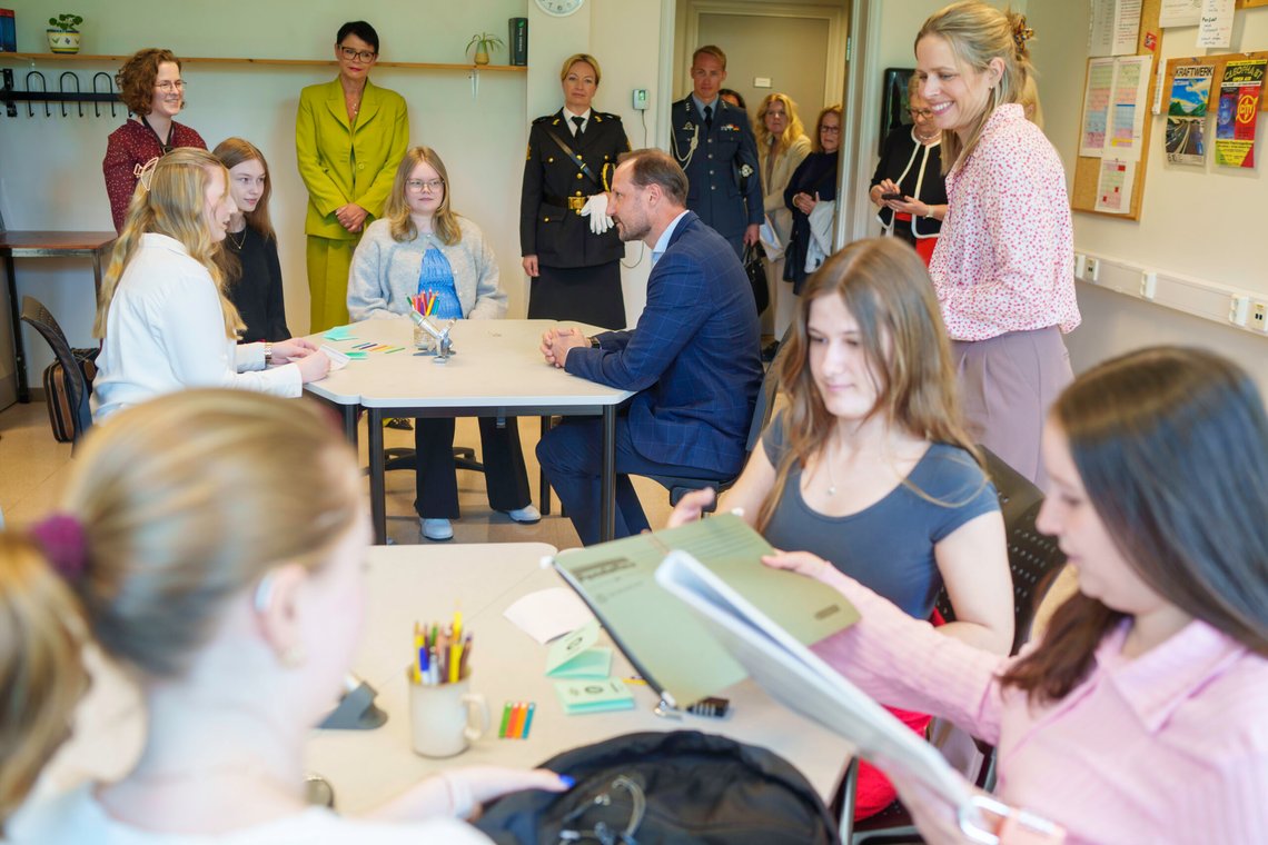 Lier 20250512.
Kronprins Haakon i en tysk-time under besøket på Briskeby videregående skole for elever med nedsatt hørsel
Foto: Cornelius Poppe / NTB Lier 20250512.
Kronprins Haakon i en tysk-time under besøket på Briskeby videregående skole for elever med nedsatt hørsel
Foto: Cornelius Poppe / NTB