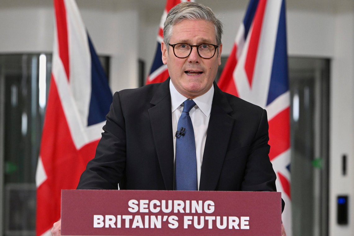 Keir Starmer vil at skattebetalerne skal få regningen for bokostnadene til 100.000 såkalte briter. Foto: AP /Thomas Krych/ NTB Photo/Thomas Krych Keir Starmer vil at skattebetalerne skal få regningen for bokostnadene til 100.000 såkalte briter. Foto: AP /Thomas Krych/ NTB Photo/Thomas Krych