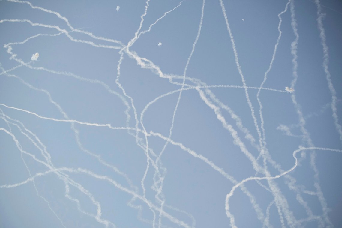 Israelsk luftforsvarssystem avskjærer raketter under et iransk angrep over Tel Aviv, Israel, torsdag 19. juni 2025. Foto: AP/Leo Correa/NTB Israelsk luftforsvarssystem avskjærer raketter under et iransk angrep over Tel Aviv, Israel, torsdag 19. juni 2025. Foto: AP/Leo Correa/NTB