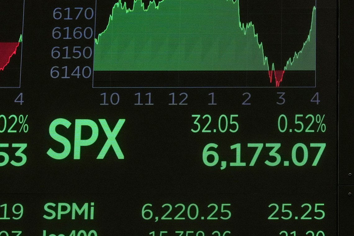 Børsene setter stadig nye rekorder i USA, alt på grunn av Donald Trump, men det vegrer norske medier seg for å skrive. Foto: AP/Richard Drew/NTB Børsene setter stadig nye rekorder i USA, alt på grunn av Donald Trump, men det vegrer norske medier seg for å skrive. Foto: AP/Richard Drew/NTB