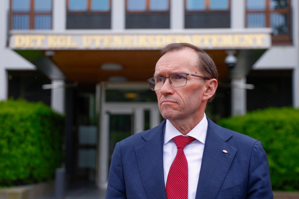 Oslo 20250610.
Utenriksminister Espen Barth Eide (Ap) møter pressen utenfor Utenriksdepartementet i Oslo. Han kommenterer sanksjonene mot to israelske ministre.
Foto: Tor Erik Schrøder / NTB Oslo 20250610.
Utenriksminister Espen Barth Eide (Ap) møter pressen utenfor Utenriksdepartementet i Oslo. Han kommenterer sanksjonene mot to israelske ministre.
Foto: Tor Erik Schrøder / NTB