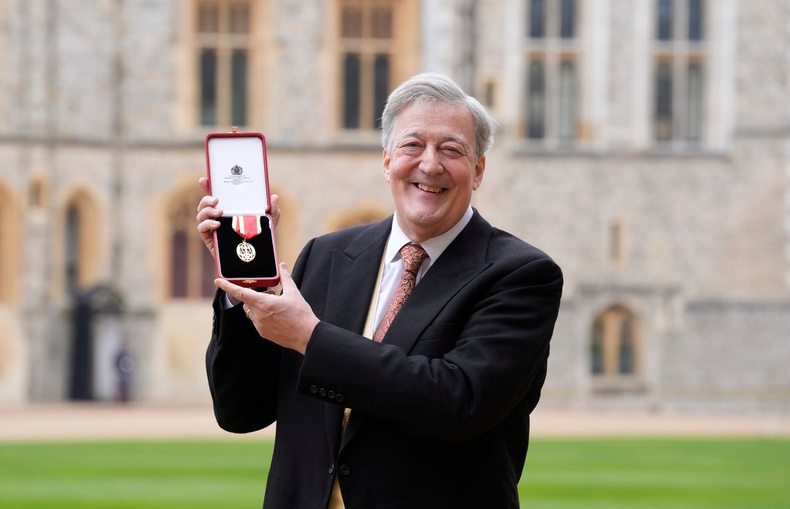 Sir Stephen Fry etter å ha blitt utevnt som Knight Bachelor ved en Investitur-seremoni på Windsor Castle, England, tirsdag 25. mars 2025. Foto: Andrew Matthews /Pool via AP/ NTB Sir Stephen Fry etter å ha blitt utevnt som Knight Bachelor ved en Investitur-seremoni på Windsor Castle, England, tirsdag 25. mars 2025. Foto: Andrew Matthews /Pool via AP/ NTB
