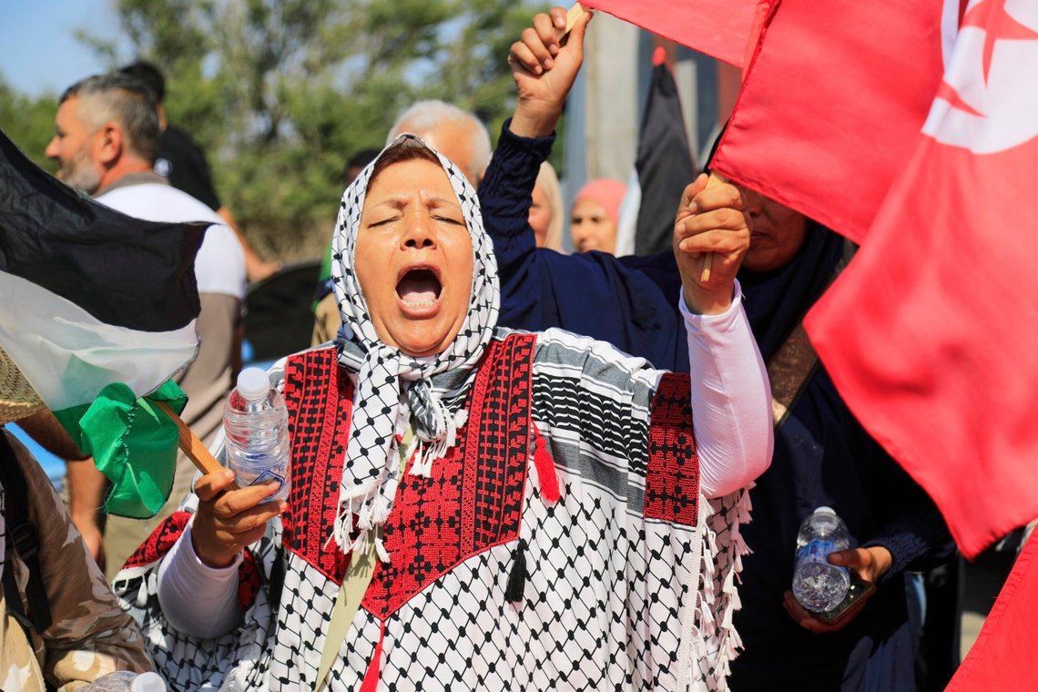 Minst 1500 mennesker, blant dem aktivister fra Algerie og Tunisia, ropte Palestina-slagord under en samling i Zawiya i Libya, på vei til Egypt, tirsdag. Foto: Yousef Murad / AP / NTB Minst 1500 mennesker, blant dem aktivister fra Algerie og Tunisia, ropte Palestina-slagord under en samling i Zawiya i Libya, på vei til Egypt, tirsdag. Foto: Yousef Murad / AP / NTB