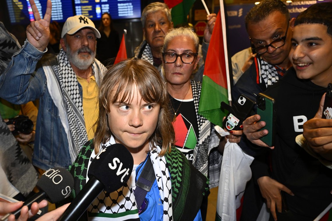 Greta Thunberg ble møtt med applaus og palestinaflagg da hun landet på Arlanda tirsdag kveld. Anders Wiklund / TT / AP / NTB Greta Thunberg ble møtt med applaus og palestinaflagg da hun landet på Arlanda tirsdag kveld. Anders Wiklund / TT / AP / NTB