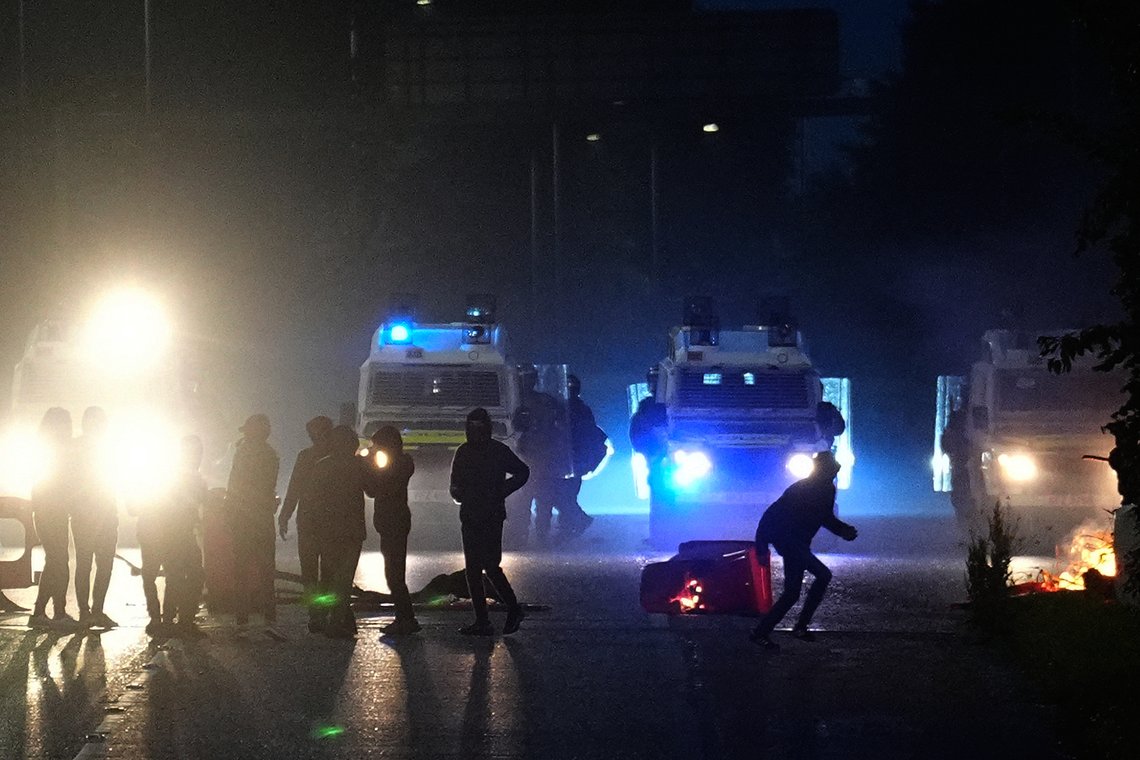 Ungdommer står nær politiet i Portadown, Nord-Irland, i grevskapet Armagh, torsdag 12. juni 2025, etter tre netter med uroligheter i Ballymena, i grevskapet Antrim, etter et påstått seksuelt overgrep. Foto: Brian Lawless, AP-NTB. Ungdommer står nær politiet i Portadown, Nord-Irland, i grevskapet Armagh, torsdag 12. juni 2025, etter tre netter med uroligheter i Ballymena, i grevskapet Antrim, etter et påstått seksuelt overgrep. Foto: Brian Lawless, AP-NTB.