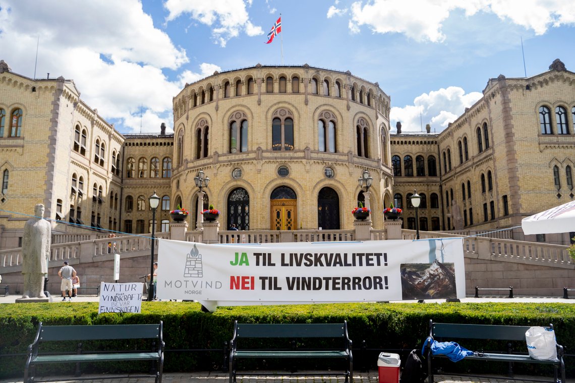 Motvind Norge råder ikke sine følgere til å unngå Frp ved høstens stortingsvalg. Bildet er fra en tidligere demonstrasjon mot utbygging av vindkraft. Foto: Fredrik Hagen / NTB Motvind Norge råder ikke sine følgere til å unngå Frp ved høstens stortingsvalg. Bildet er fra en tidligere demonstrasjon mot utbygging av vindkraft. Foto: Fredrik Hagen / NTB