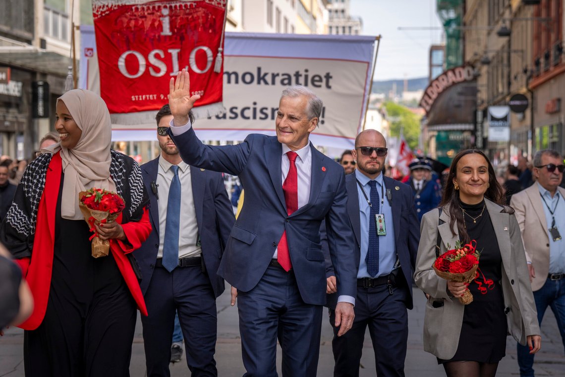 Oslo 20250501.
Marian Hussein (SV), statsminister Jonas Gahr Støre (Ap) og Seher Aydar (Rødt) går i tog under 1. mai feiring i Oslo. Støres 1. mai-tale litt tidligere på Youngstorget ble tidvis overdøvet av Palestina-demonstranter, som ble bedt av ordstyrer av å dempe seg. Støre svarte med å hylle ytringsfriheten.
Foto: Heiko Junge / NTB Oslo 20250501.
Marian Hussein (SV), statsminister Jonas Gahr Støre (Ap) og Seher Aydar (Rødt) går i tog under 1. mai feiring i Oslo. Støres 1. mai-tale litt tidligere på Youngstorget ble tidvis overdøvet av Palestina-demonstranter, som ble bedt av ordstyrer av å dempe seg. Støre svarte med å hylle ytringsfriheten.
Foto: Heiko Junge / NTB