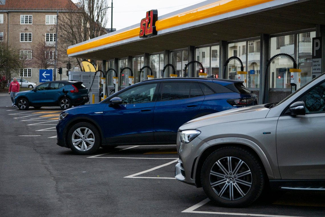 Oslo 20250411.
St1 på Marienlyst er nå Norges første bensinstasjon uten bensin og diesel. Hele drivstoffområdet er bygget om og tilbyr nå kun lading for elbiler.
Foto: Annika Byrde / NTB Oslo 20250411.
St1 på Marienlyst er nå Norges første bensinstasjon uten bensin og diesel. Hele drivstoffområdet er bygget om og tilbyr nå kun lading for elbiler.
Foto: Annika Byrde / NTB