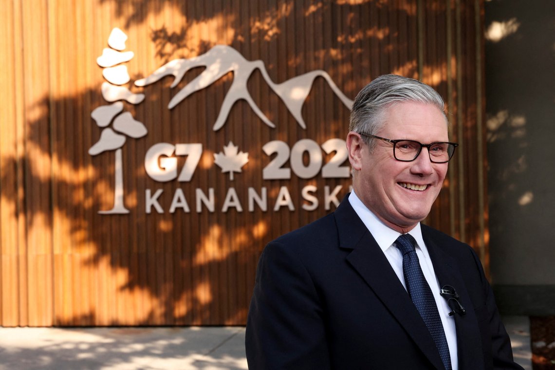 Storbritannias statsminister Keir Starmer ser ut til å trives på G7s toppmøte i Kananaskis i Canada. Hjemme i Storbritannia er det ikke like trivelig. Foto: Suzanne Plunkett / AP / NTB Storbritannias statsminister Keir Starmer ser ut til å trives på G7s toppmøte i Kananaskis i Canada. Hjemme i Storbritannia er det ikke like trivelig. Foto: Suzanne Plunkett / AP / NTB