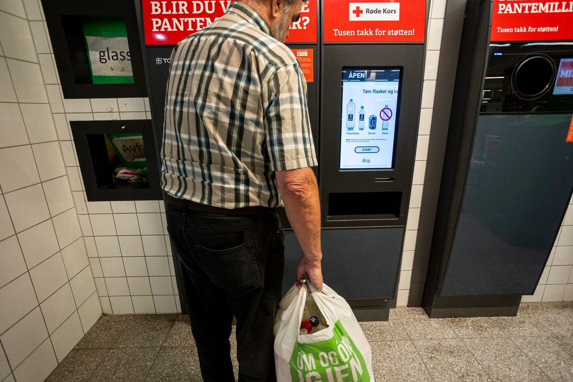 Det norske pantesystemet kommer i konflikt med EUs nye regelverk. Verdens beste pantesystem må dermed forandres, og samtlige produsenter må innfør glassflasker. Dette betyr kroken på døra for mange småprodusenter. Foto: Frederik Ringnes / NTB Det norske pantesystemet kommer i konflikt med EUs nye regelverk. Verdens beste pantesystem må dermed forandres, og samtlige produsenter må innfør glassflasker. Dette betyr kroken på døra for mange småprodusenter. Foto: Frederik Ringnes / NTB
