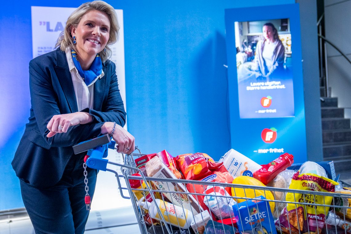 Partileder Sylvi Listhaug med en handlevogn full av matvarer under FrPs landsmøte på Gardermoen. Foto: Heiko Junge / NTB Partileder Sylvi Listhaug med en handlevogn full av matvarer under FrPs landsmøte på Gardermoen. Foto: Heiko Junge / NTB