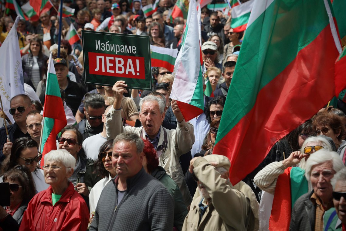 «Vi velger lev» står det på plakaten til noen av dem som i mai demonstrerte for å beholde Bulgarias valuta, men landet er nå på vei til å bli det 21. landet som offisielt går over til euro. Arkivfoto: Valentina Petrova / AP / NTB «Vi velger lev» står det på plakaten til noen av dem som i mai demonstrerte for å beholde Bulgarias valuta, men landet er nå på vei til å bli det 21. landet som offisielt går over til euro. Arkivfoto: Valentina Petrova / AP / NTB