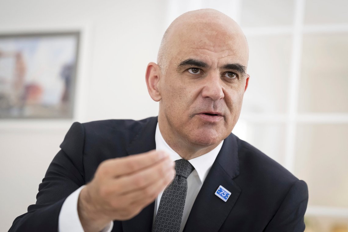 Den nyvalgte generalsekretæren i Europarådet, Alain Berset fra Sveits, taler til pressen under en pressekonferanse i residensen til Sveits' faste representant ved Europarådet i Strasbourg, Frankrike, 26. juni 2024. Foto: Anthony Anex, AP-NTB. Den nyvalgte generalsekretæren i Europarådet, Alain Berset fra Sveits, taler til pressen under en pressekonferanse i residensen til Sveits' faste representant ved Europarådet i Strasbourg, Frankrike, 26. juni 2024. Foto: Anthony Anex, AP-NTB.