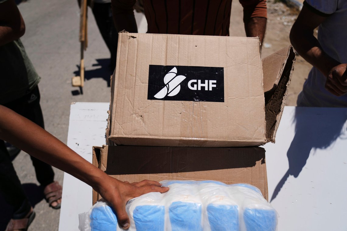 Palestinere bærer esker og bagger med mat- og humanitære hjelpepakker levert av Gaza Humanitarian Foundation, en USA-støttet organisasjon godkjent av Israel, i Khan Younis, sørlige del av Gazastripen, torsdag 29. mai 2025. Foto: AP/Abdel Kareem Hana/NTB Palestinere bærer esker og bagger med mat- og humanitære hjelpepakker levert av Gaza Humanitarian Foundation, en USA-støttet organisasjon godkjent av Israel, i Khan Younis, sørlige del av Gazastripen, torsdag 29. mai 2025. Foto: AP/Abdel Kareem Hana/NTB