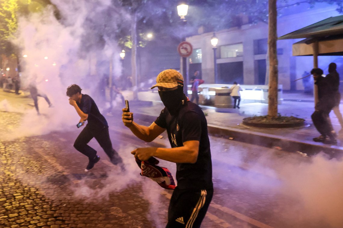 Ungdommer i sammenstøt med politistyrker ved Elysee-palasset i Paris etter Champions League-finalen i fotball mellom Paris Saint-Germain og Inter Milan 31. mai 2025. Foto: Thomas Padilla, AP-NTB. Ungdommer i sammenstøt med politistyrker ved Elysee-palasset i Paris etter Champions League-finalen i fotball mellom Paris Saint-Germain og Inter Milan 31. mai 2025. Foto: Thomas Padilla, AP-NTB.