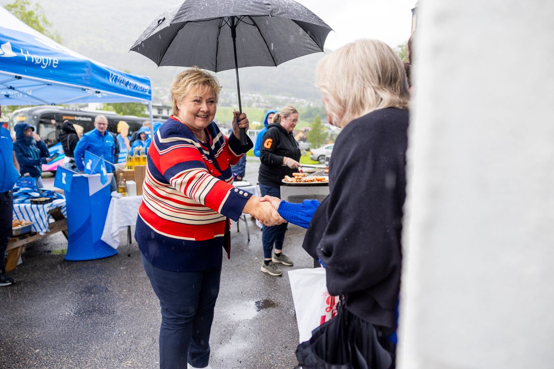 Stryn 20250602.
Høyres partileder og statsministerkandidat Erna Solberg møter ungdom fra Gatebilklubben i Stryn – som er en sosial og inkluderande møteplass for bilinteresserte ungdommar. Solberg besøker Stryn som del av valgkampturneen “100 dager igjen”. Turneen starta i Ålesund 2. juni og går via flere vestlandskommuner før den avsluttes i Bergen. Det er første tur med den nye valgbussen til partiet Høyre som er på turen.
Foto: NTB / NTB Stryn 20250602.
Høyres partileder og statsministerkandidat Erna Solberg møter ungdom fra Gatebilklubben i Stryn – som er en sosial og inkluderande møteplass for bilinteresserte ungdommar. Solberg besøker Stryn som del av valgkampturneen “100 dager igjen”. Turneen starta i Ålesund 2. juni og går via flere vestlandskommuner før den avsluttes i Bergen. Det er første tur med den nye valgbussen til partiet Høyre som er på turen.
Foto: NTB / NTB