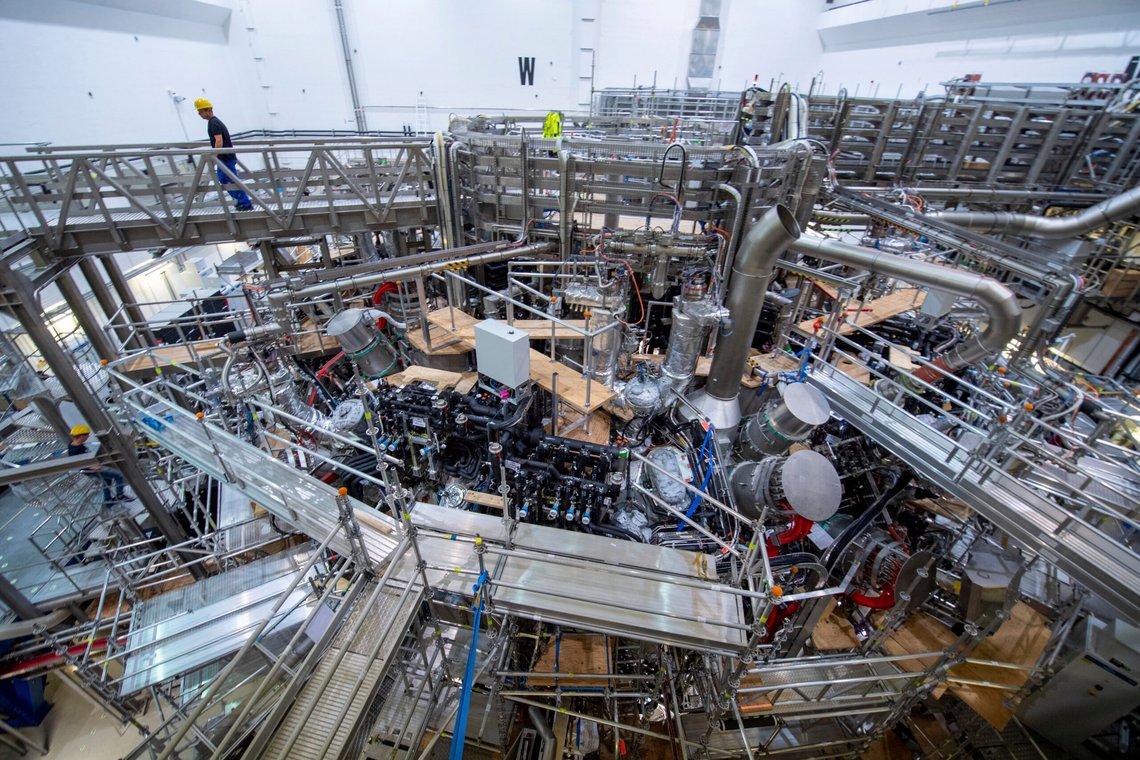 Utsikt over forskningsreaktoren «Wendelstein 7-X» ved Max Planck-instituttet for plasmafysikk i Greifswald, Tyskland, 9. august 2022. Foto: Stefan Sauer, AP-NTB. Utsikt over forskningsreaktoren «Wendelstein 7-X» ved Max Planck-instituttet for plasmafysikk i Greifswald, Tyskland, 9. august 2022. Foto: Stefan Sauer, AP-NTB.