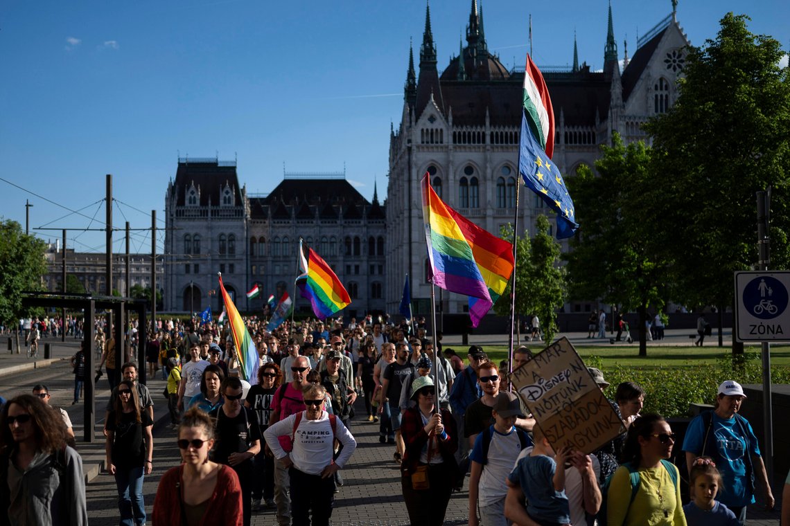 Ungarere marsjerer i sentrum av Budapest torsdag 1. mai for å protestere mot en ny lov som forbyr LHBT+ og pridearrangementer og mot regjeringens innstramminger i forsamlingsfriheten – et tiltak mange kritikere av statsminister Viktor Orban ser som et angrep på grunnleggende rettigheter. Arkivfoto: Denes Erdos AP / NTB Ungarere marsjerer i sentrum av Budapest torsdag 1. mai for å protestere mot en ny lov som forbyr LHBT+ og pridearrangementer og mot regjeringens innstramminger i forsamlingsfriheten – et tiltak mange kritikere av statsminister Viktor Orban ser som et angrep på grunnleggende rettigheter. Arkivfoto: Denes Erdos AP / NTB