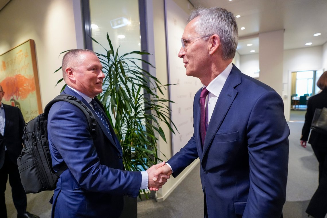 Oslo 20250513.
Finansminister Jens Stoltenberg hilser på daglig leder i NBIM Nicolai Tangen (t.v.) med
sentralbanksjef Ida Wolden Bache (i bakgrunnen).
i forbindelse med Finanskomiteen holder åpen høring om Statens pensjonsfond 2025 på Stortinget.
Foto: Lise Åserud / NTB Oslo 20250513.
Finansminister Jens Stoltenberg hilser på daglig leder i NBIM Nicolai Tangen (t.v.) med
sentralbanksjef Ida Wolden Bache (i bakgrunnen).
i forbindelse med Finanskomiteen holder åpen høring om Statens pensjonsfond 2025 på Stortinget.
Foto: Lise Åserud / NTB