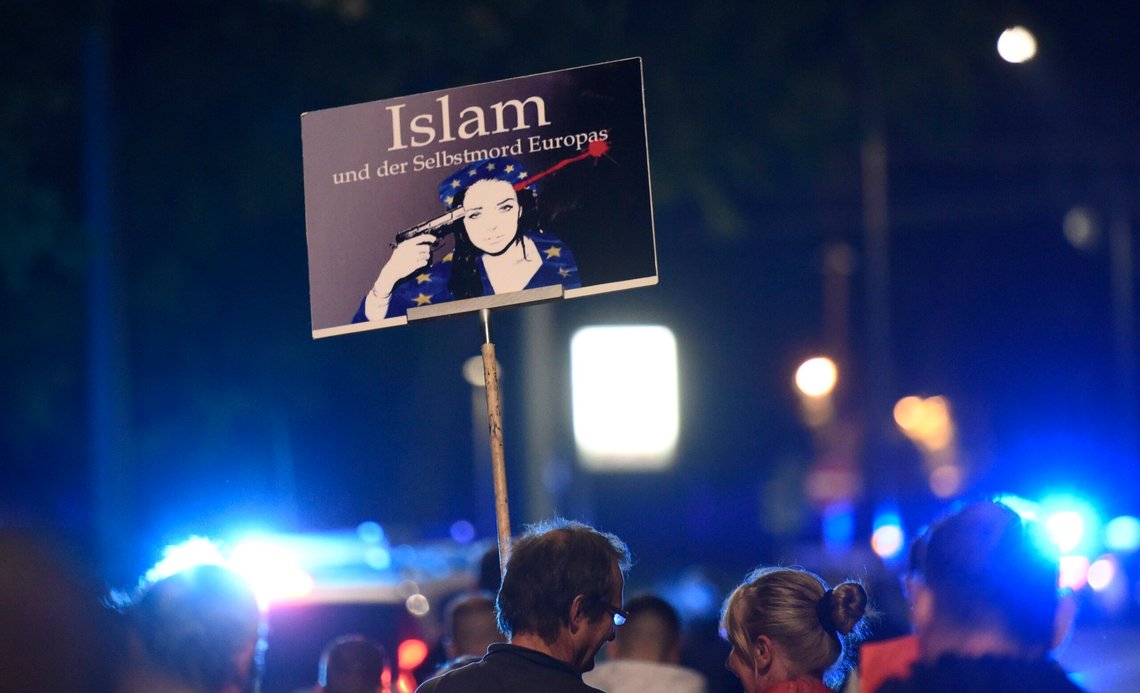 Allerede i 2015 holdt demonstranter et skilt med teksten «Islam er Europas selvmord» under en demonstrasjon av PEGIDA i Dresden i Øst-Tyskland. En studie om Europas muslimske befolkning antydet allerede den gangen at selv om all innvandring til kontinentet skulle stoppe permanent, vil andelen av muslimer i Europa allikevel forventes å øke til 7,4 prosent fra dagens nivå på 4,9 prosent innen 2050. Realiteten er at masseinnvandringen fortsetter, så tallene vil bli langt høyere. Foto: AP /Jens Meyer/ NTB Allerede i 2015 holdt demonstranter et skilt med teksten «Islam er Europas selvmord» under en demonstrasjon av PEGIDA i Dresden i Øst-Tyskland. En studie om Europas muslimske befolkning antydet allerede den gangen at selv om all innvandring til kontinentet skulle stoppe permanent, vil andelen av muslimer i Europa allikevel forventes å øke til 7,4 prosent fra dagens nivå på 4,9 prosent innen 2050. Realiteten er at masseinnvandringen fortsetter, så tallene vil bli langt høyere. Foto: AP /Jens Meyer/ NTB