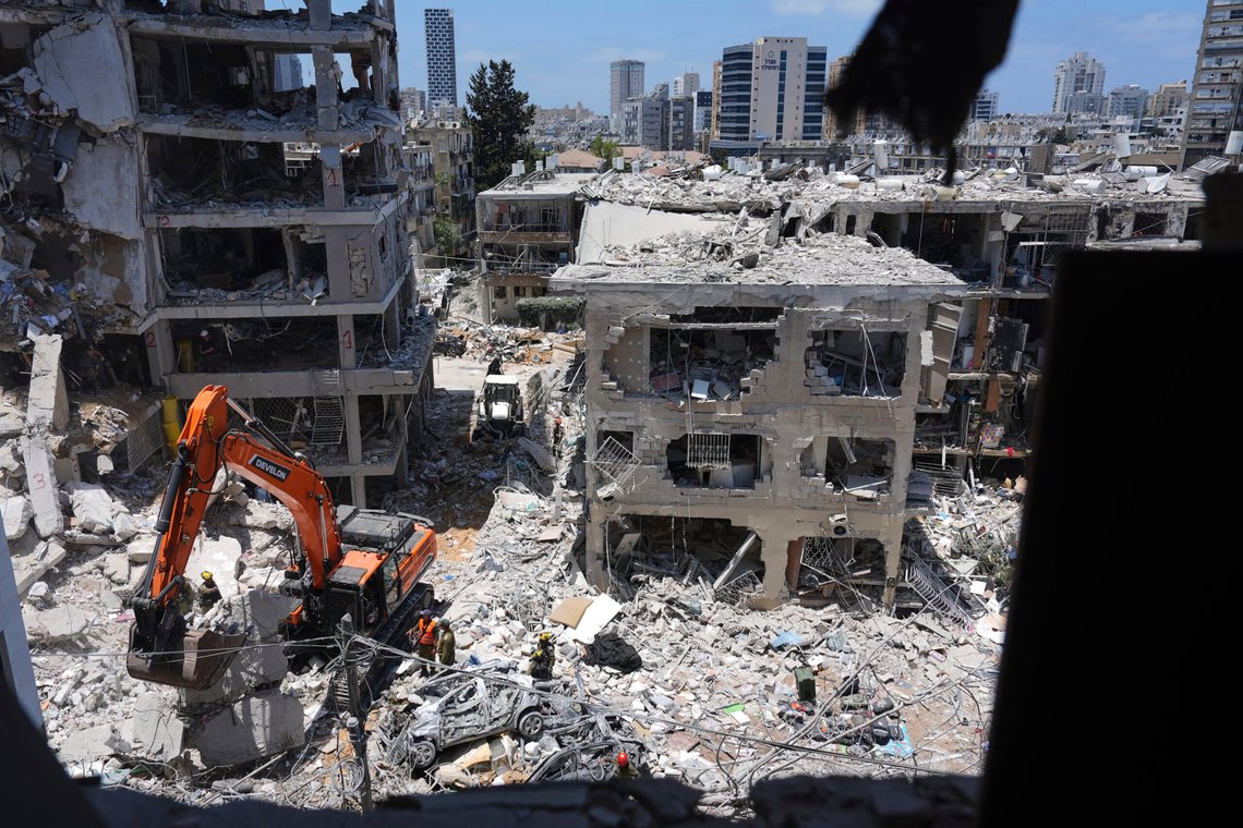 Israelske soldater søker etter overlevende blant ruinene av boligbygg som er ødelagt av et iransk rakettangrep i Bat Yam, sentralt i Israel. Foto: /Ariel Schalit/ NTB Israelske soldater søker etter overlevende blant ruinene av boligbygg som er ødelagt av et iransk rakettangrep i Bat Yam, sentralt i Israel. Foto: /Ariel Schalit/ NTB