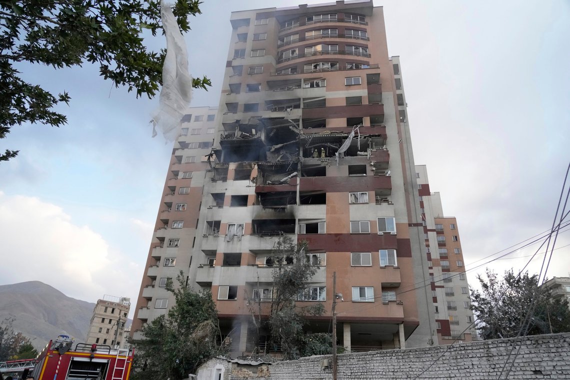 Israel gjennomførte natt til fredag en rekke angrep mot Iran. Bildet viser ødeleggelser på en boligblokk i hovedstaden Teheran. Foto: Vahid Salemi / AP / NTB Israel gjennomførte natt til fredag en rekke angrep mot Iran. Bildet viser ødeleggelser på en boligblokk i hovedstaden Teheran. Foto: Vahid Salemi / AP / NTB