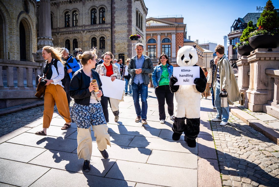 Flere representanter for miljøbevegelsen demonstrerte utenfor Stortinget tirsdag. Foto: Ole Berg-Rusten / NTB Flere representanter for miljøbevegelsen demonstrerte utenfor Stortinget tirsdag. Foto: Ole Berg-Rusten / NTB