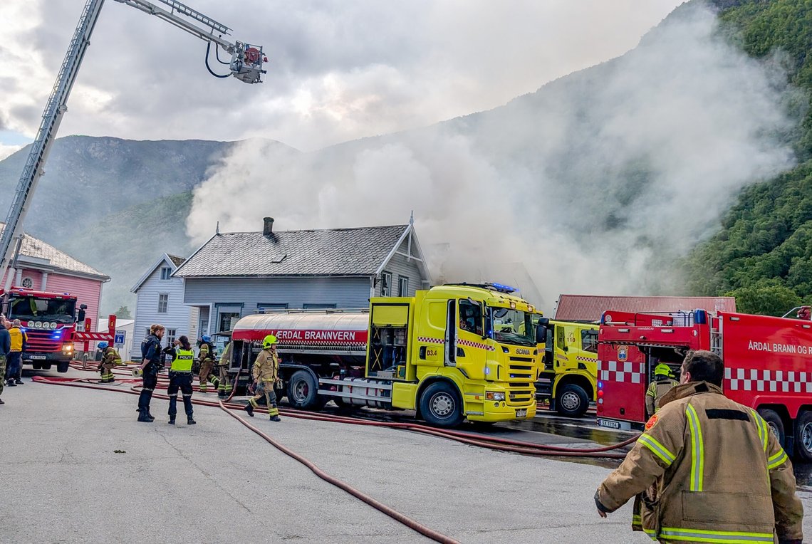 Det brenner i en eldre trebygning i Lærdal sentrum lørdag morgen. Brannen har spredt seg til en nabobygning og politiet evakuerer nærliggende bygninger. Foto: Jan Christian Jerving / NTB Det brenner i en eldre trebygning i Lærdal sentrum lørdag morgen. Brannen har spredt seg til en nabobygning og politiet evakuerer nærliggende bygninger. Foto: Jan Christian Jerving / NTB