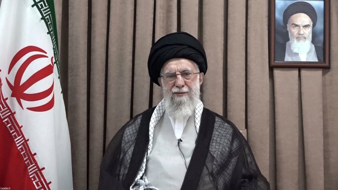 Irans øverste leder, 86 år gamle ayatolla Ali Khamenei. Lever han farlig, eller er han trygg? Det er vanskelig å si. Foto: AP / NTB Irans øverste leder, 86 år gamle ayatolla Ali Khamenei. Lever han farlig, eller er han trygg? Det er vanskelig å si. Foto: AP / NTB