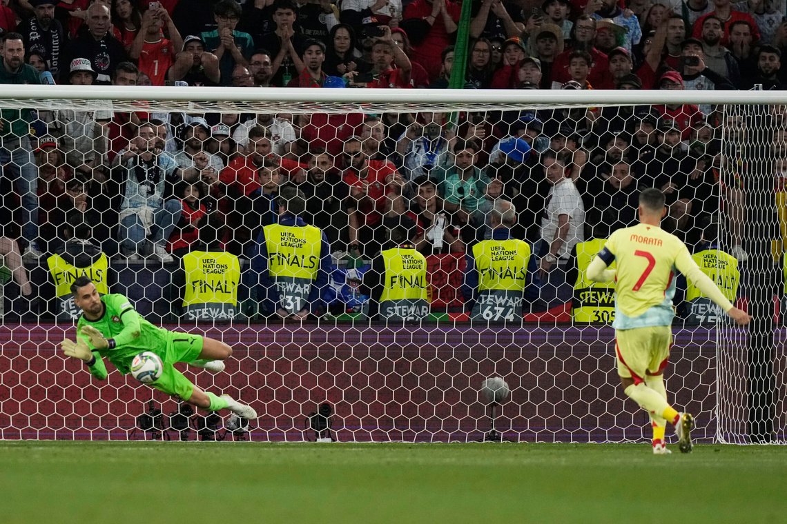 Portugal-keeper Diogo Costa reddet straffesparket til Alvaro Morata. Foto: Matthias Schrader / AP / NTB Portugal-keeper Diogo Costa reddet straffesparket til Alvaro Morata. Foto: Matthias Schrader / AP / NTB